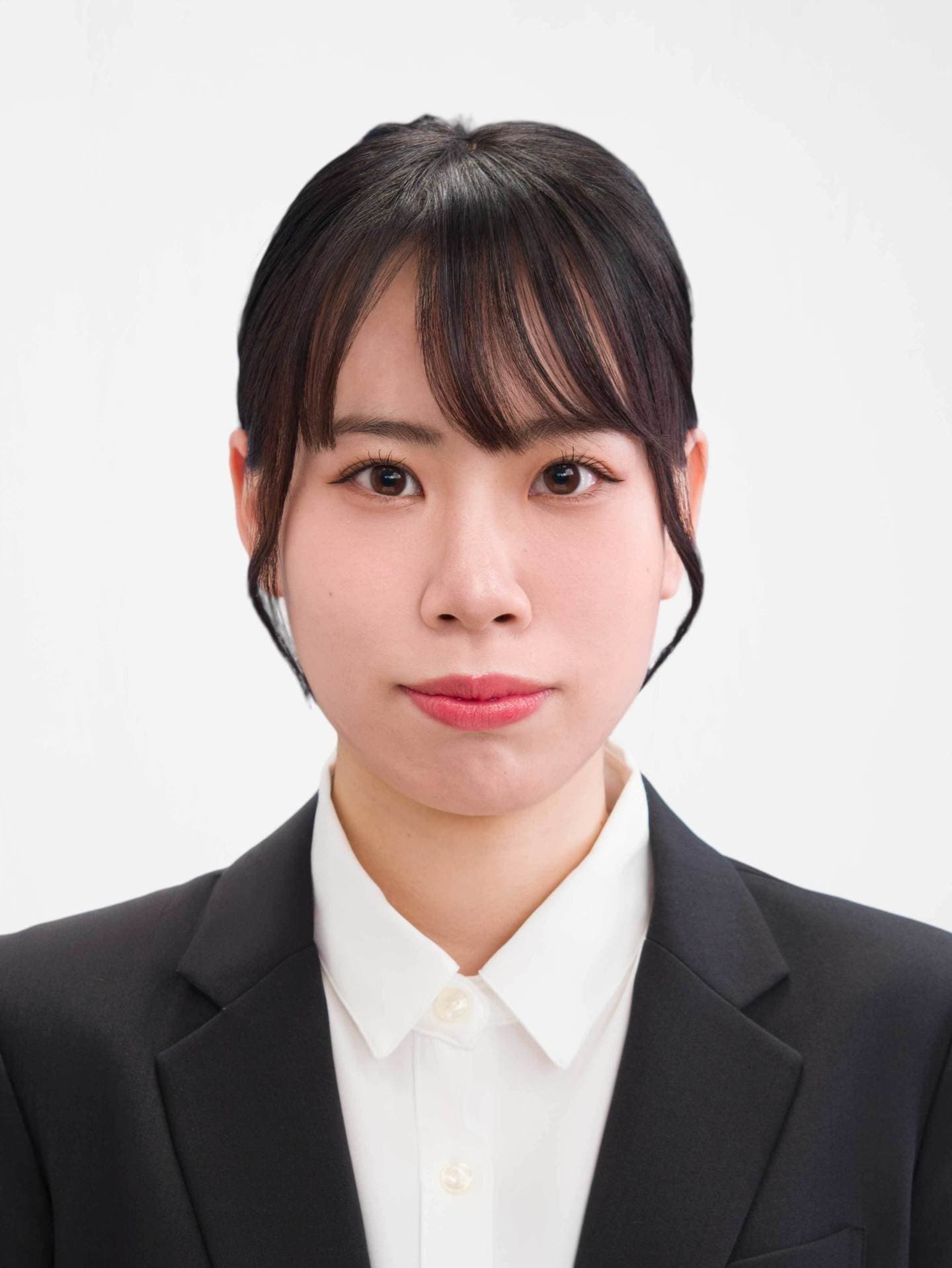 就活用証明写真・女性・スーツ着用・白背景・正面撮影